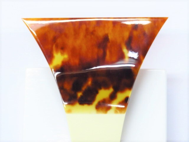 送料無料】 日本製 津軽三味線用 鼈甲(べっ甲)撥 151 プラスチック台