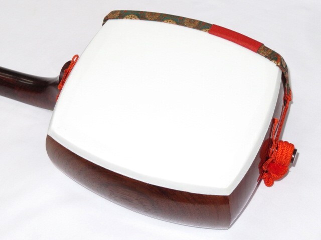 小唄三味線 紅木 中棹 正寸 五厘大胴丸打胴 ハードケース付 弦交換済 民謡 三味線・お琴の老舗 菊岡 中むら】リニューアル中古三味線 極上紅木