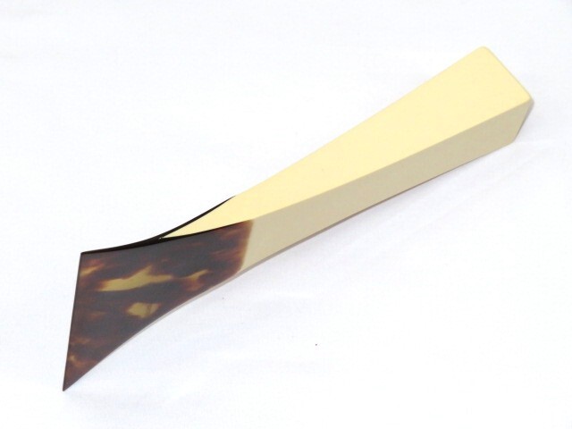 送料無料】 日本製 津軽三味線用 鼈甲(べっ甲)撥 188 プラスチック台