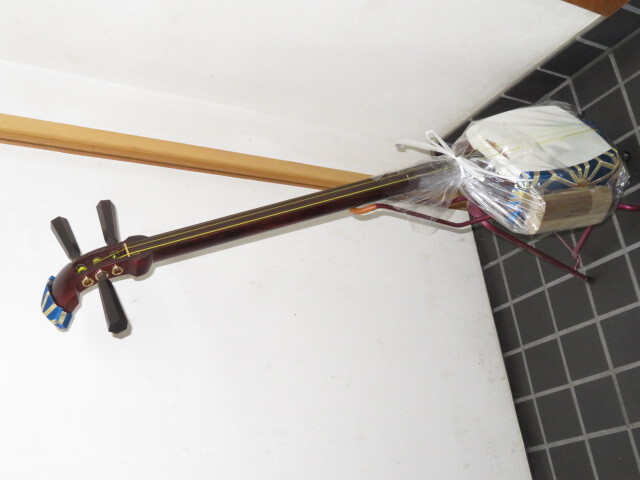 三味線 犬皮 綾杉彫 細棹 1本溝 紫檀 天然糸巻 破れなし 三味線 犬皮 綾杉彫 細棹 1本溝 紫檀 天然糸巻 破れなし