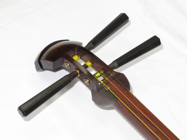 三味線・お琴の老舗 菊岡 中むら】新品 三味線本体 上紅木 津軽 1寸幅