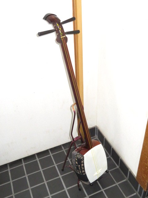 三味線・お琴の老舗 菊岡 中むら】新品 三味線本体 上紅木 津軽 1寸幅