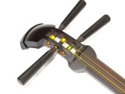 美品◆民謡三味線◆紅木 中棹 皮破れ無し 鼈甲撥／竹駒／替え弦／ケース付 美品◇民謡三味線◇紅木 中棹 皮破れ無し 鼈甲撥／竹駒／替え弦