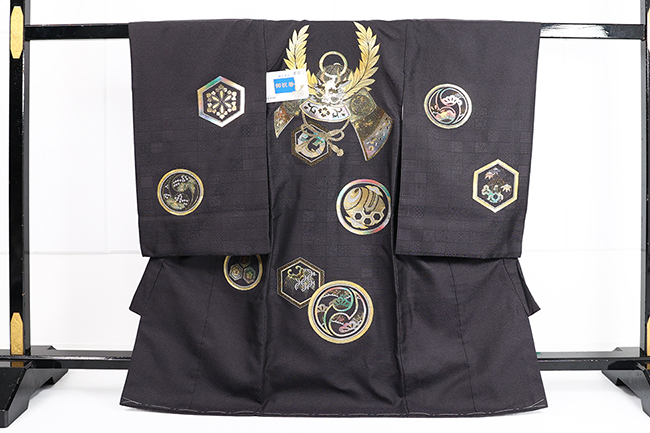 男児着物 お宮参り祝い着 産着 家紋入れサービス 黒地 友禅柄刺繍入 兜 のしめ初着