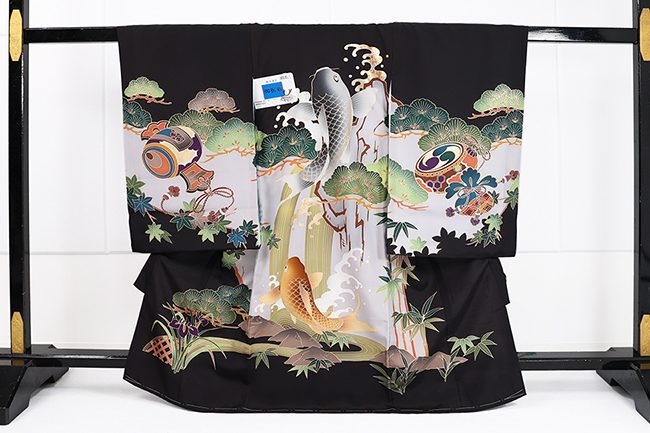 男児着物 お宮参り祝い着 産着 家紋入れサービス 黒地 友禅柄 鯉 のしめ初着