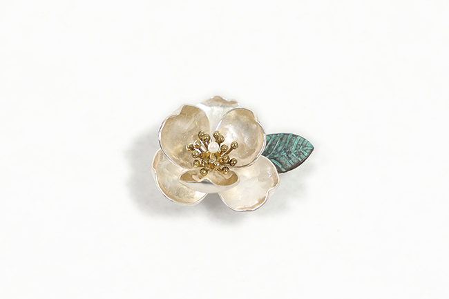 騎西屋 帯留め 彫金 茶の花・淡水パール
