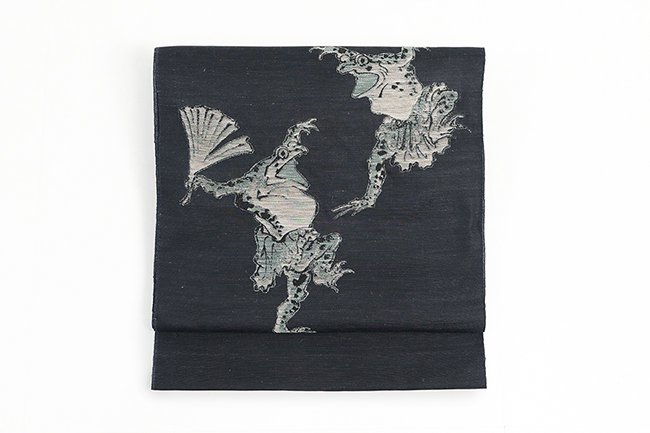 蔦屋久兵衛 絹麻 九寸名古屋帯 河鍋暁斎 カエルの踊り チャコールグレー