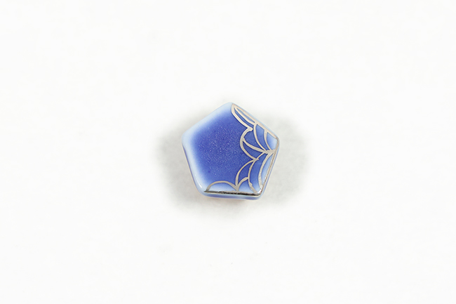 Cyan 帯留め 彩磁 瀬戸染付 イーリス 六角 瑠璃