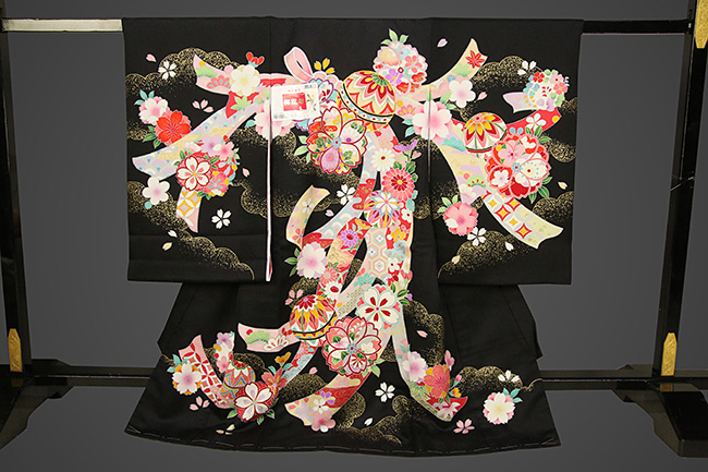 女児着物 お宮参り祝い着 金駒刺繍友禅 黒地 手まりと花尽くし のしめ初着 産着