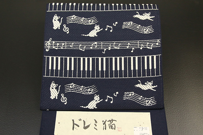 スワセンイ 米沢織 八寸名古屋帯 ドレミ猫 紺 お仕立て付き