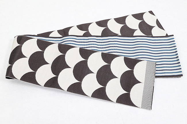 博多織 西村織物 正絹 半幅帯 Rライン 鯉鱗 アイボリー×黒