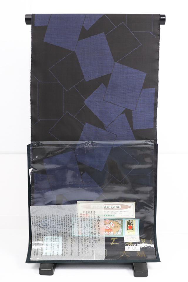 伝統的工芸品 本場大島紬 手織 絹100％  四角ちらし 黒×青