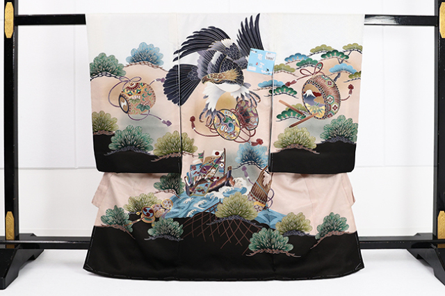 男児着物 お宮参り祝い着 産着 家紋入れサービス 白黒地 友禅柄刺繍入 鷹 のしめ初着