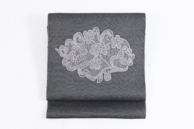 正絹 九寸名古屋帯 手刺繍 草花 濃灰色