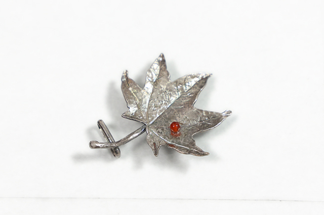 騎西屋 帯留め 彫金 紅葉 銀