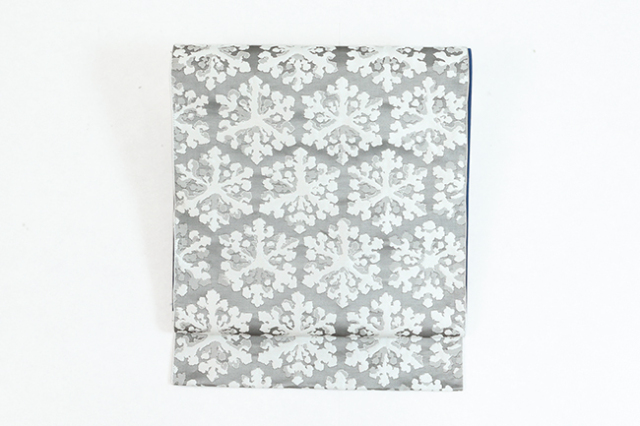 【価格はお問い合わせください】 西村織物 博多織 正絹 八寸名古屋帯 紋八寸 和花 六花 灰色×白