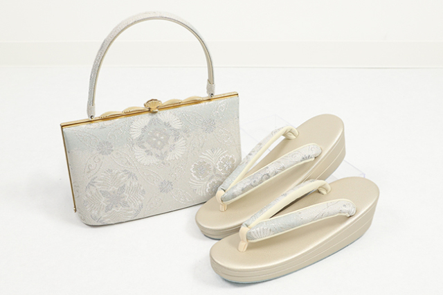 華千年 帯地 草履バッグセット 礼装用 草履 Lサイズ 花紋 バッグ・鼻緒 淡いシルバー