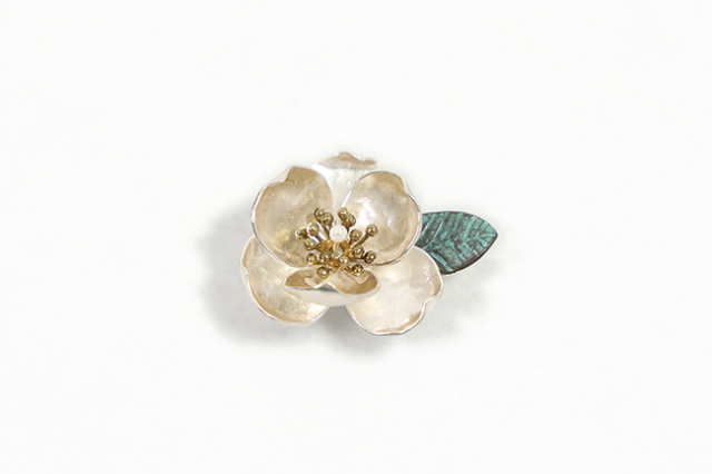 騎西屋 帯留め 彫金 茶の花・淡水パール