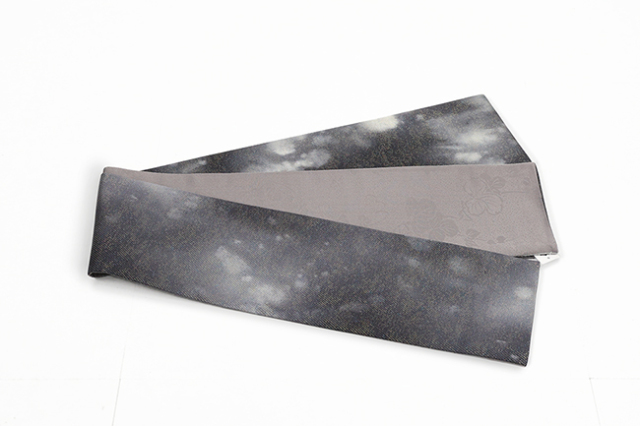 小室庵 正絹 半幅帯 雲龍ぼかし ラメ 濃灰色