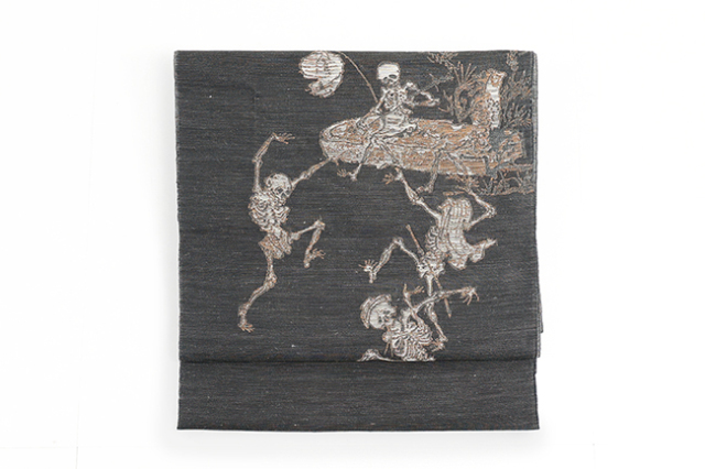 蔦屋久兵衛 絹麻 九寸名古屋帯 河鍋暁斎 踊り骸骨 チャコールグレー