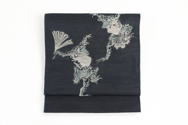 蔦屋久兵衛 絹麻 九寸名古屋帯 河鍋暁斎 カエルの踊り チャコールグレー