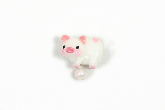 帯留め  豚に真珠