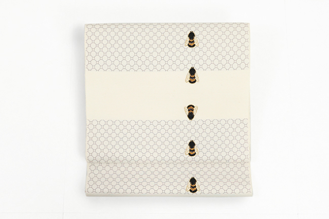 【価格はお問い合わせください】誉田屋源兵衛 正絹 九寸名古屋帯  八蜂文 生成り