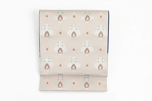 【価格はお問い合わせください】 西村織物 博多織 正絹 八寸名古屋帯 紋八寸 トプカプ花文 ベージュ×白灰×薄ピンク