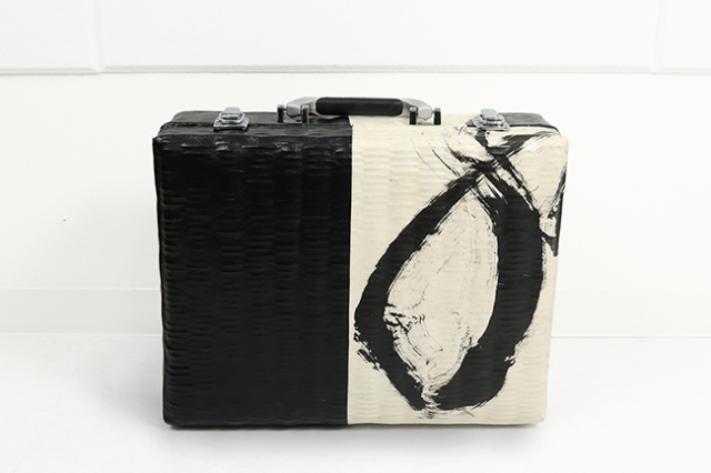 HANYI_YA はにぃ屋 一閑張り 鞄 バッグ 107 掛け軸まくり 墨筆 神 アイボリー×黒