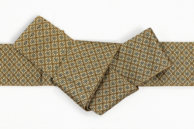 米沢織 近賢織物 角帯 新正絹紋三寸 花菱 黄土色