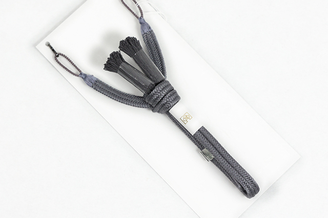 あづまやオリジナル 華千年 正絹 男性用羽織紐 直付けタイプ 灰色