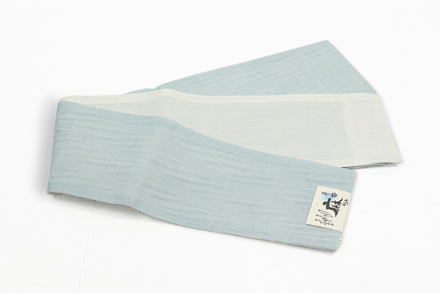 本麻 半幅帯 夏帯 型押し流水 水色×白