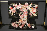 女児着物 お宮参り祝い着 金駒刺繍友禅 黒地 手まりと花尽くし のしめ初着 産着