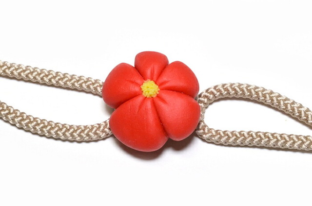女性用　マグネット羽織紐　ベージュ×赤（花）　和菓子（フェイクスイーツ）　【ねりきり】【はおり】【着物】【和服】【レディース】【日本製】