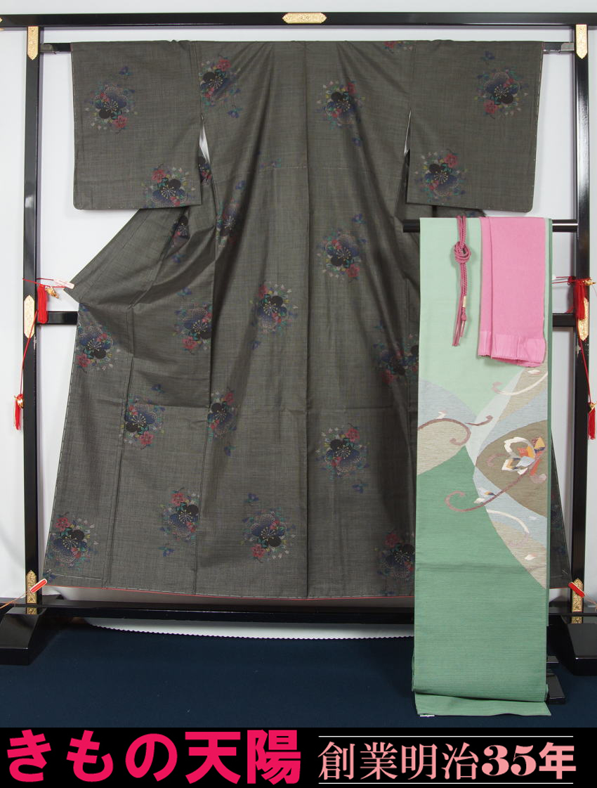 着物セット　未使用品　９マルキ大島紬と洒落袋帯、帯揚げ、帯〆の４点セット　