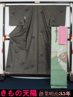 着物セット　未使用品　９マルキ大島紬と洒落袋帯、帯揚げ、帯〆の４点セット　