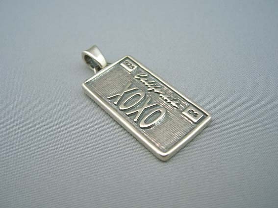 トラヴィスワーカー　TRAVIS WALKER　ライセンスプレート“XOXO“ミディアム ペンダント【トップのみ】　LPS004-M