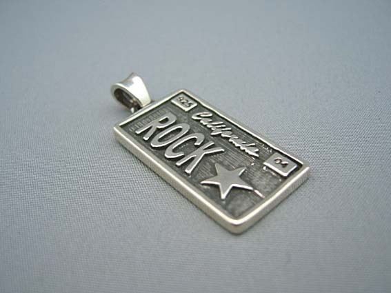 トラヴィスワーカー　TRAVIS WALKER　ライセンスプレート“ROCK ★“ミディアム ペンダント【トップのみ】　LPS006-M