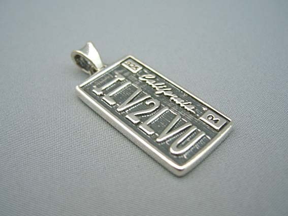 トラヴィスワーカー　TRAVIS WALKER　ライセンスプレート“ILV2LVU“ミディアム ペンダント【トップのみ】　LPS011-M