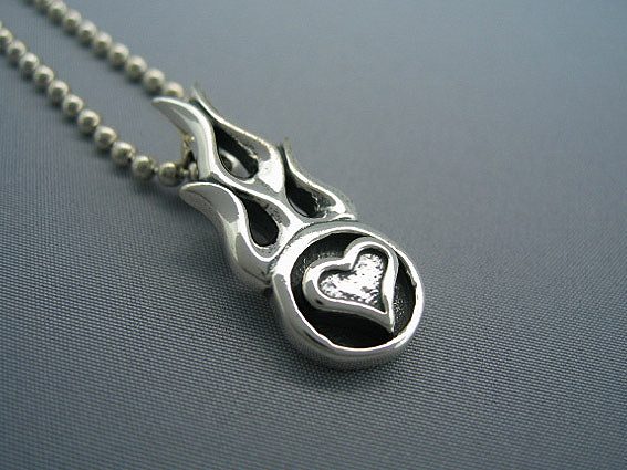 トラヴィスワーカー　TRAVIS WALKER　フレイムドハートチャームペンダント【トップのみ】　CHS014