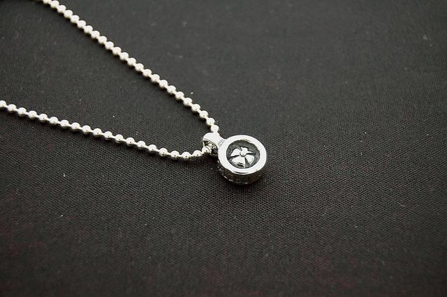 トラヴィスワーカー　TRAVIS WALKER　 マリブクロスチャームペンダント【トップのみ】　CHS006