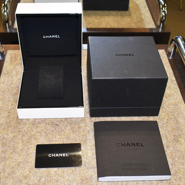 シャネル CHANEL J12 ホワイトセラミック H5704 ホワイトシェル 12Pダイヤ クォーツ 33mm USED 中古