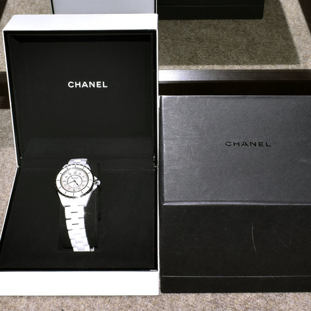 シャネル CHANEL J12 33mm レディース H2422 ホワイト 8Pダイヤ シェル