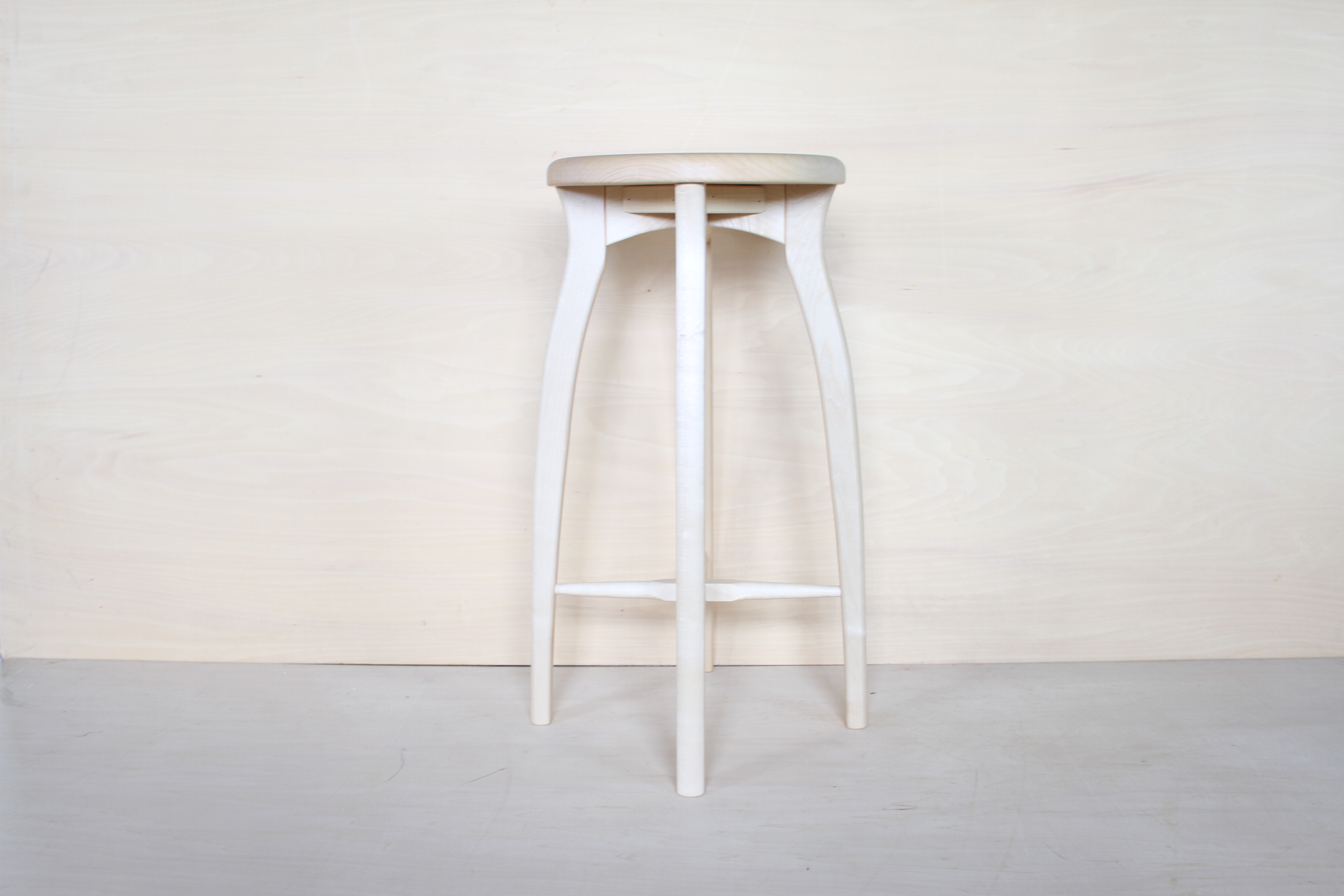 キッチンスツールR・メープル正面