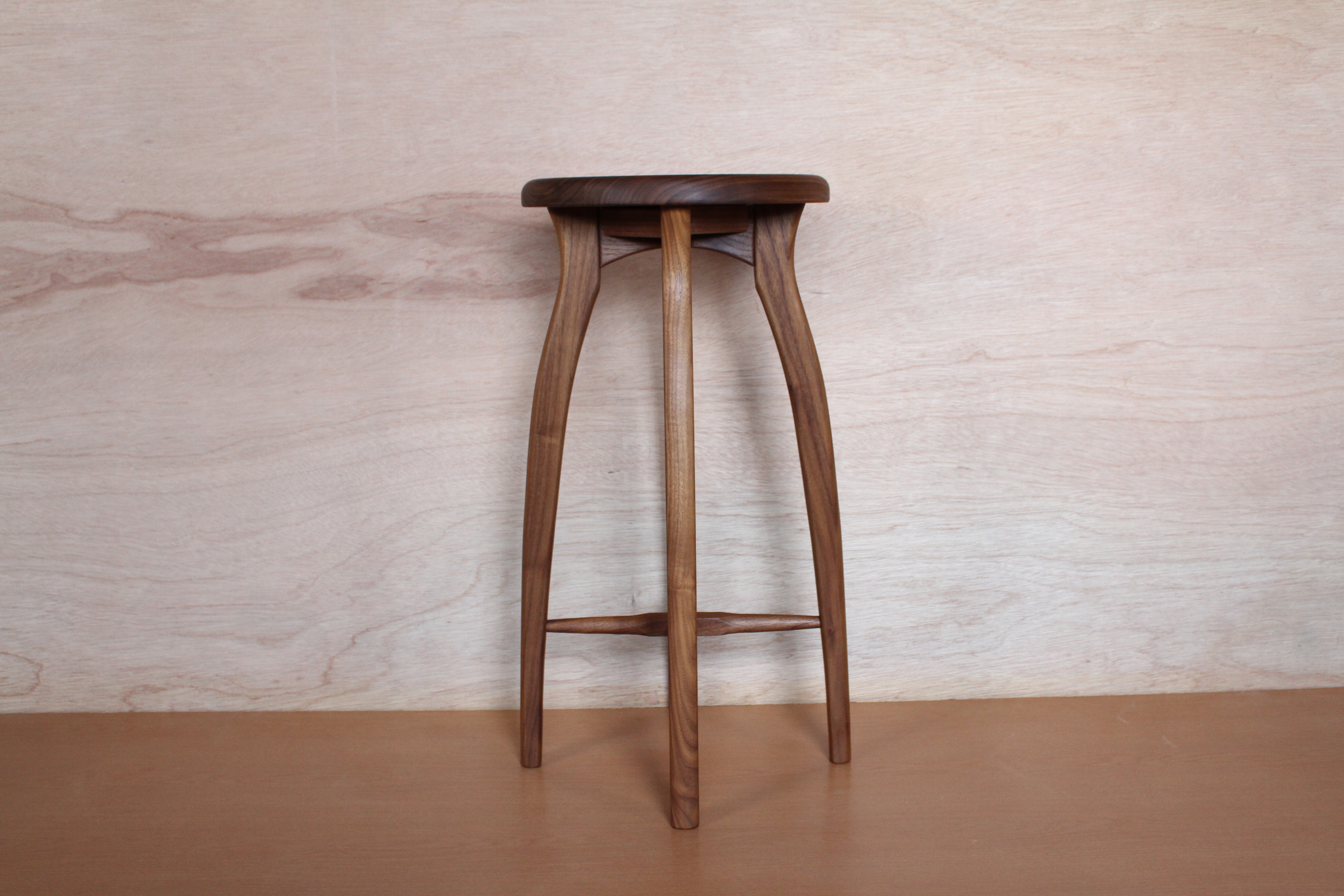 キッチンスツールR・ウォールナット正面