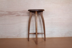 キッチンスツールR・ウォールナット正面