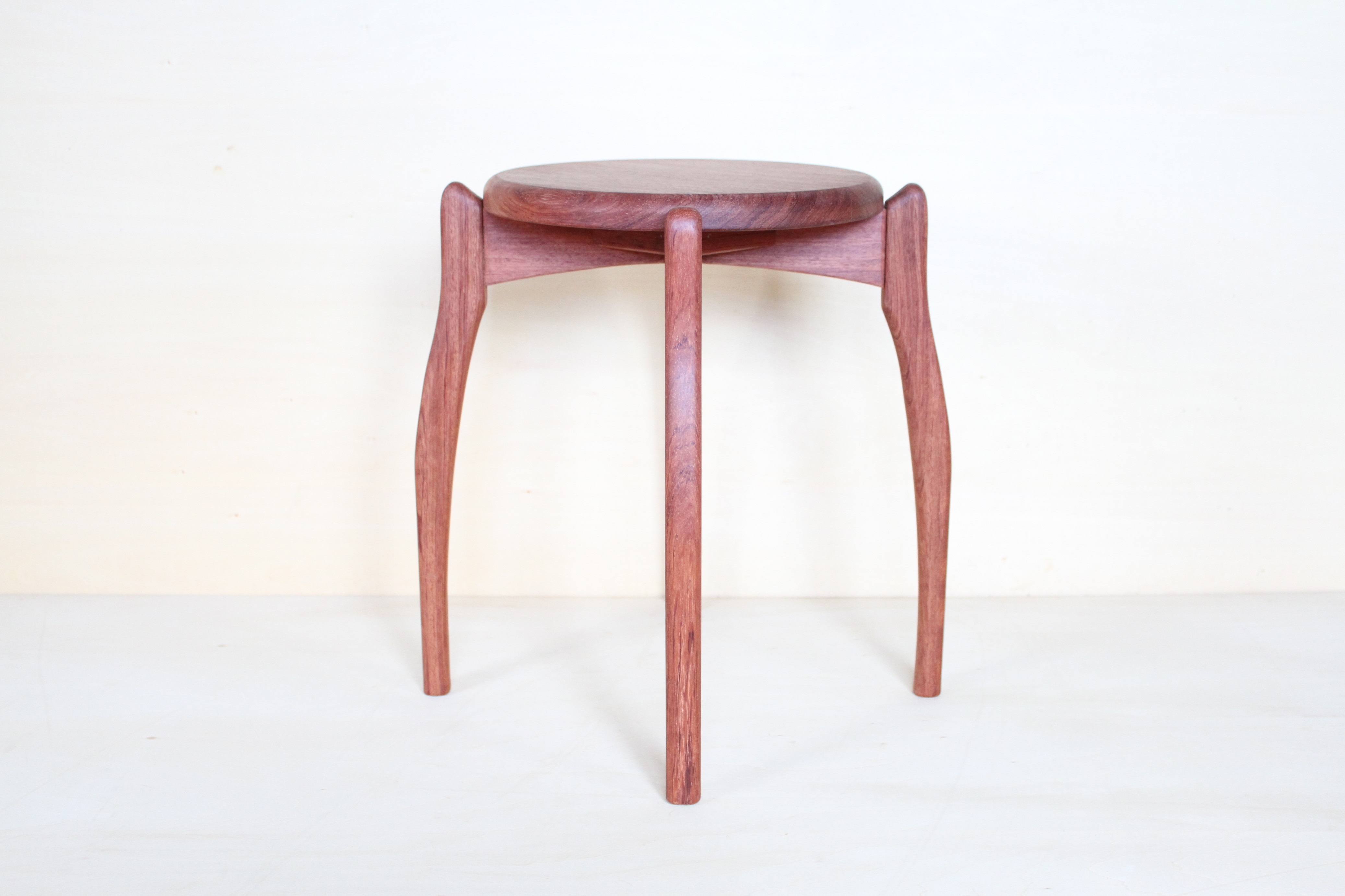 スツール１・ブビンガ正面