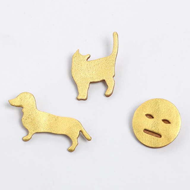 レザーブローチ