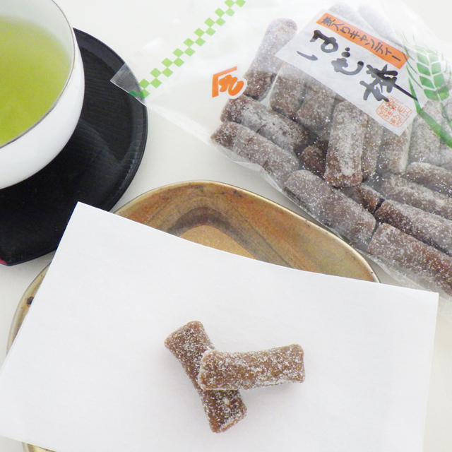 はぜ棒は米はぜ（ポン菓子）を練りこんだ麦入りのきなこお菓子