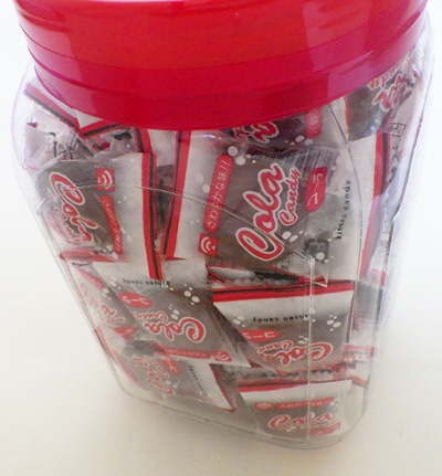 駄菓子屋でも定番のポット（容器）入りコーラキャンディ。駄菓子として